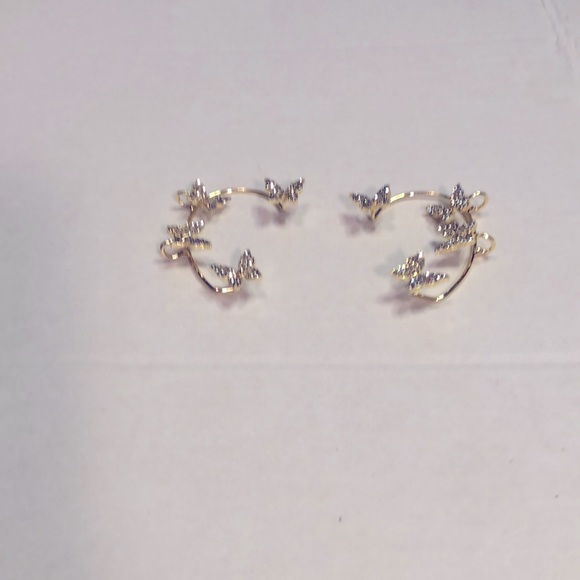 NIP Beautiful Sparkle Butterfly Goldtone Ear Cuffs. Just in time for SPRING🦋 - Picture 7 of 12
